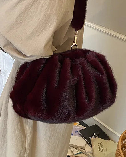 Pelzige Umhängetasche Damen – Flauschig & Warm für den Winter