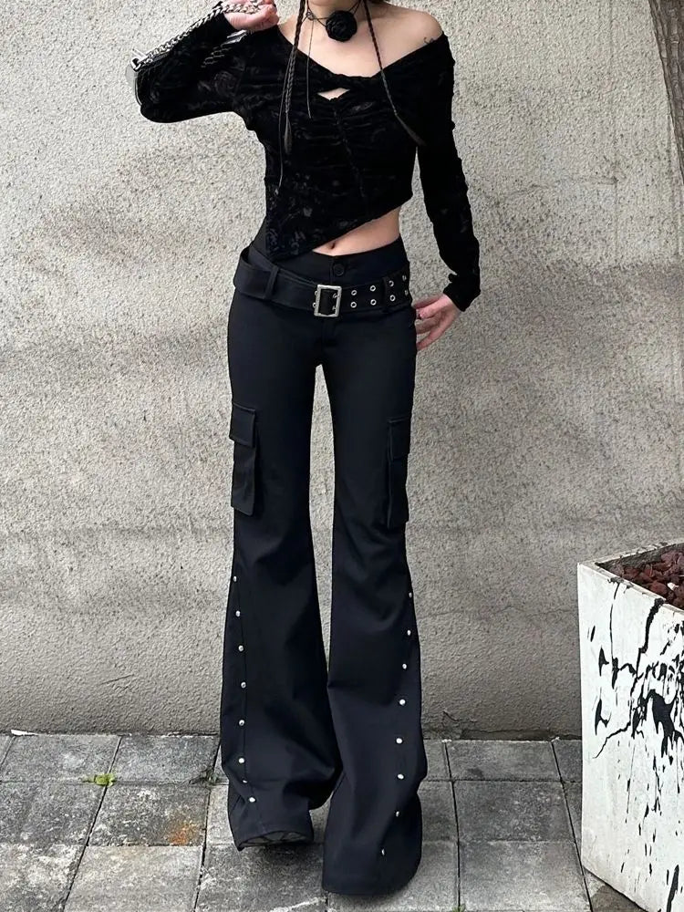 Damen Hose Schwarz mit Nieten-Design und Gürtel – Y2K Gothic Style